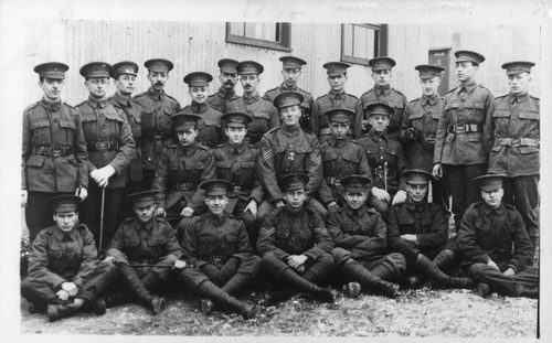 A black and white photo showing a platoon of WW1 soldiers